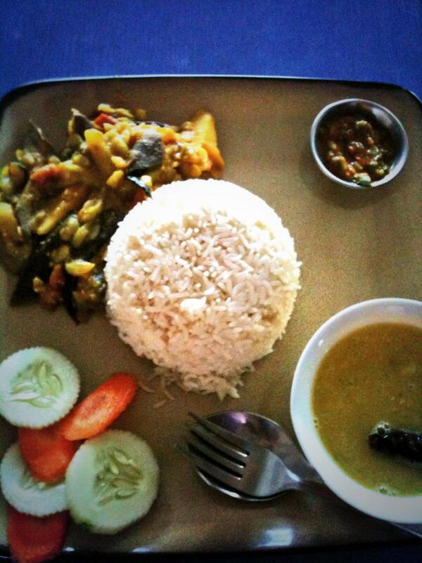 worldfoodguide's tweet photo. Daal Bhat (दाल भात) Nepal's national dish. Rice w/ spicy lentil soup, aromatic curries &amp; flavorful coriander sauce. http://t.co/P1UZ9jvLFS