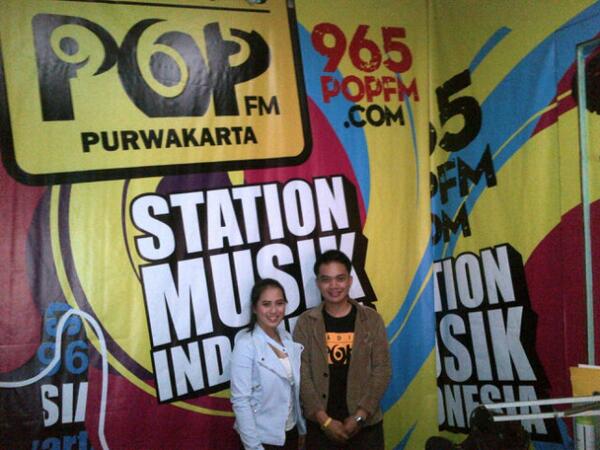 Nindya_Official's tweet photo. Nindya lagi di @965popfm #DengarkanAKU bareng @septabonaro7" http://t.co/f0M1so0waT