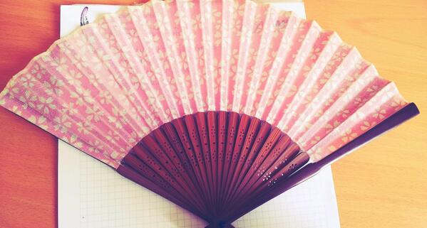 DrSmirk's tweet image. Stromsparendes Lüftchen im Büro gefällig? Ich empfehle einen #Fächer - #Sommer #Accessoire