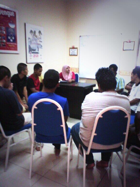 CCSCMALURI's tweet photo. Kaunseling kelompok @FaridJaperi @rahmanhamid23 @izharabutalib http://t.co/XDZusiCRrT