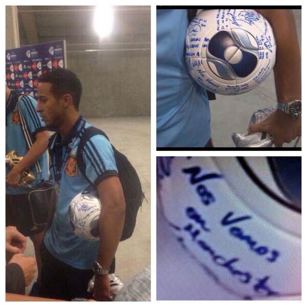 ManUtdStuff's tweet photo. Image of Thiago carrying his hat-trick match ball with De Gea's message 'See you in Manchester' in Spanish. http://t.co/rbK1lyh23k