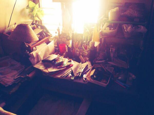 antomanny's tweet photo. A diffusing light adds beauty to a messy desk.. :) #IdeaFrames now thats a pic worth sharing... http://t.co/f1PO2sJ7Sv