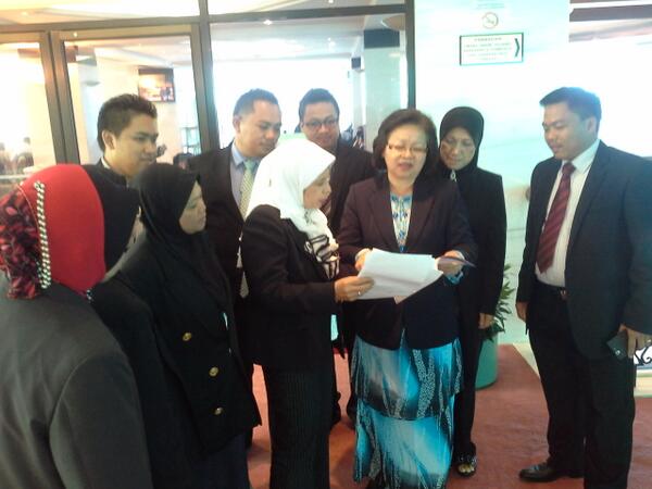jainabahmad's tweet photo. Discussing on my winding up speech  with my assistant minister. Yb anita. http://t.co/M6SbwZ8NkZ