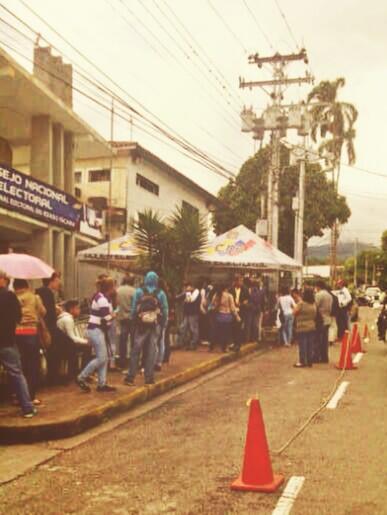 elgochoceballos's tweet photo. Cientos de jóvenes acuden a registrase en #CNE #Tachira permanecen firmes ante operación morrocoy! Foto @filipprl http://t.co/6RWzuQo5Lb