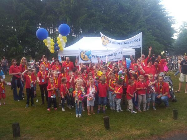 Alexander_Hamer's tweet photo. Het was weer een gezellig feestje met de @PrMargriet tijdens de #avondvierdaagse http://t.co/LCUcMoHX9c