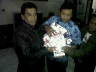 sipweh's tweet photo. Ada bagi2 flyer salah 1 paslon #pilwalkotbdg di masa tenang! Hadeuh pelanggaran atuh euy.. http://t.co/OppxIcPleU
