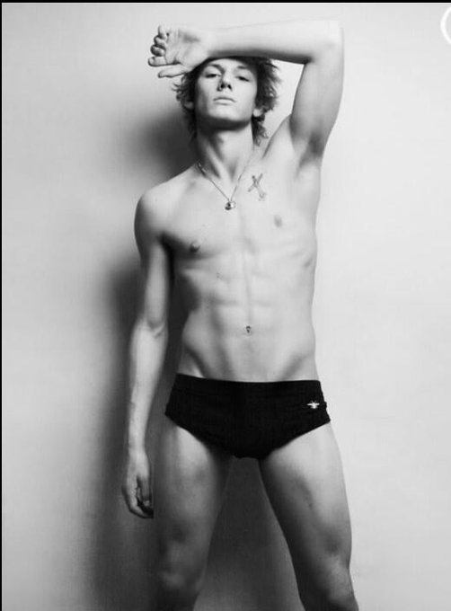 Watch Lottie Moss's leaked NSFW photo on TwXstars