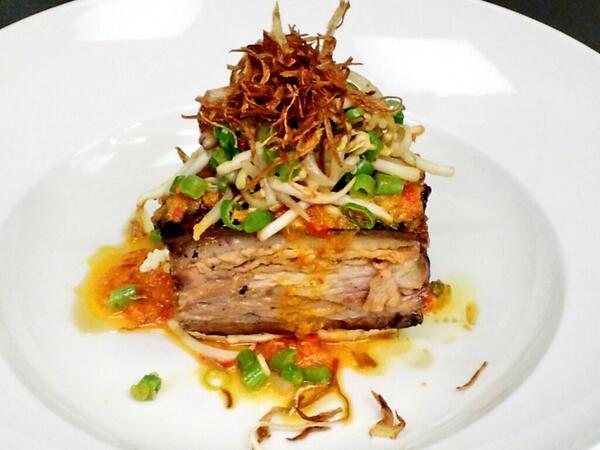 perakb's tweet image. Steaming and Slow roasted pork belly with crunchy skin bite!