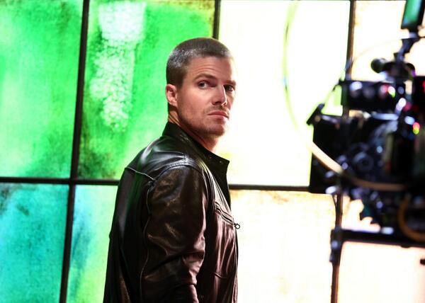 Photos Promo et BTS  Arrow BNONe7oCMAIa_mF