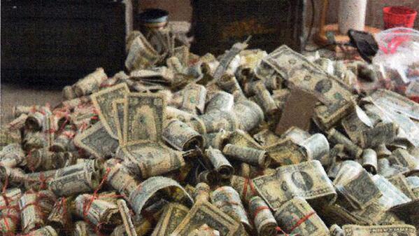 NBCNewYork's tweet photo. Violent street gang that posted photos on Facebook of stolen cash busted in Bronx. http://t.co/Fw6oHyqruh http://t.co/LX9IdF5u58
