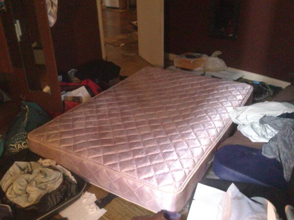 6 block walk with this on my head while getting Laughed at by half of new York #byebyeairmattress #whoslaughingnow