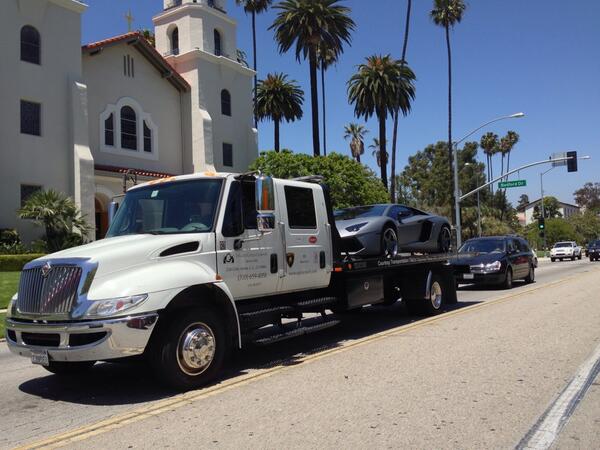 saab007's tweet image. This is the kinda of car they tow in #BeverlyHills. A @lamborghini. 😂  #90210problems