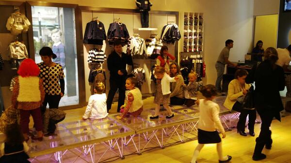 hotuititeao's tweet photo. Así está el ambiente en la tienda @EPKChile para el desfile de mi Hotunui. La madre bella bella @Franciscaayala http://t.co/U3IDp6tpp3