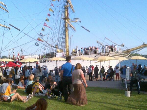 jojoinfo's tweet image. Uh oh! Cannons!! #towaterfrontfest
