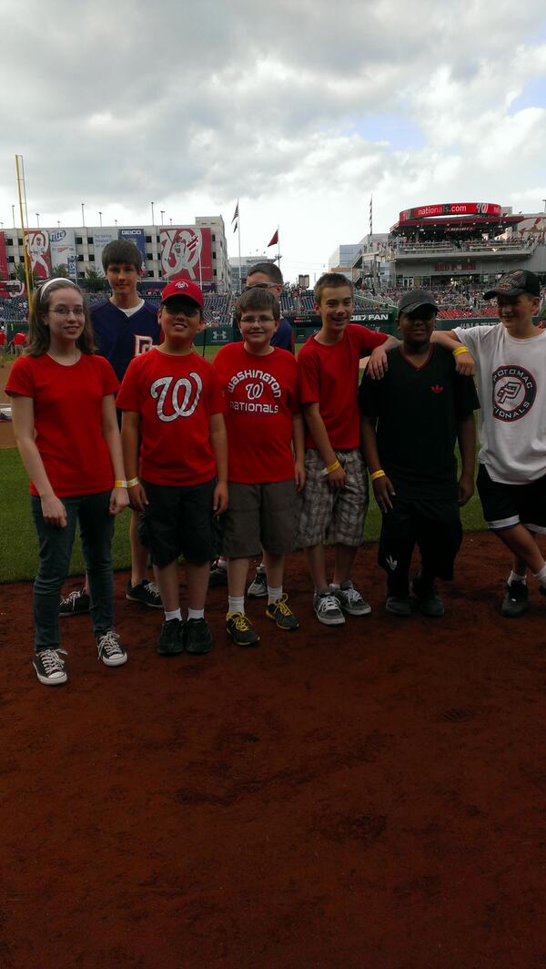 USArmyOutreach's tweet photo. Eight @USArmy children take the field at @Nationals Park! #MilFam #Soldier4Life http://t.co/fpuQixPWgr