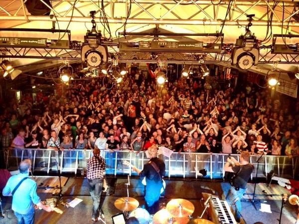 De temperatuur steeg,het enthousiasme steeg nog hoger! Geweldig om weer in Nieuw-Vennep te zijn! Dank aan iedereen!