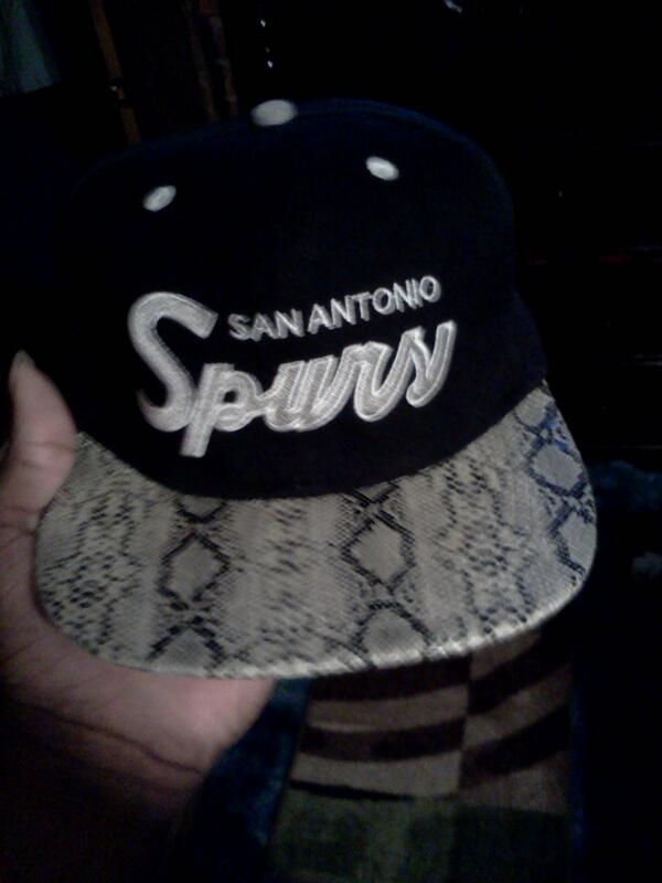 JayLuv2Live's tweet photo. Spurs on my strap back tonight http://t.co/pYoKfRVdrH