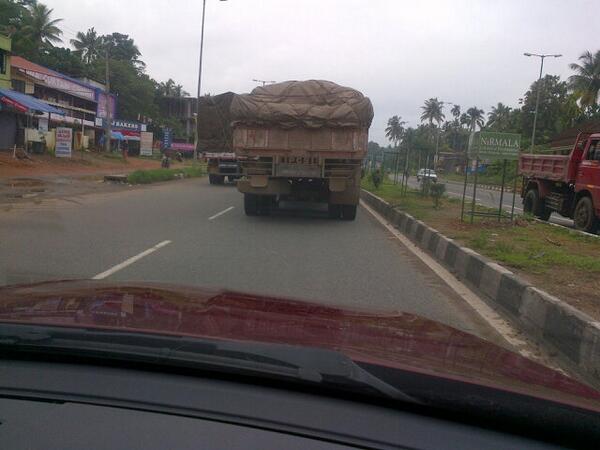 zeeinscriptions's tweet image. This is how highway traffic in Kerala! Can&apos;t even drive at 50Kmh having paradoxical 70Kmh tab. #trafficreform @ibncj