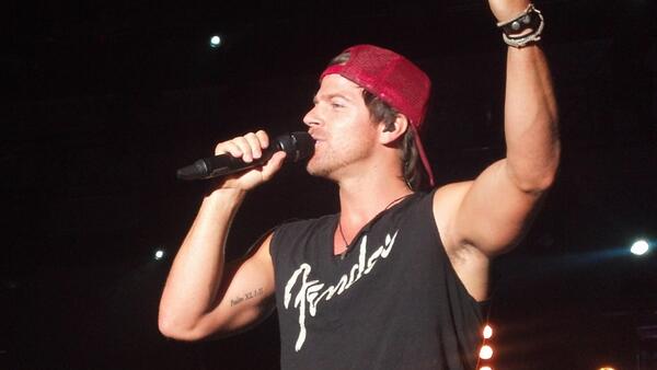 “<a href="/KateJenkins57/">Kate Jenkins</a>: <a href="/kipmoorefans/">Kip Moore Fans</a> ” AMAZING PIC!