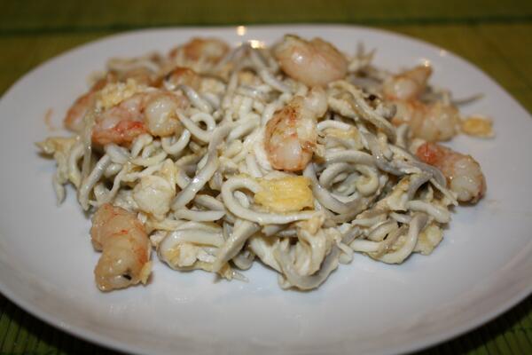 Hoy toca algo ligero, sano y apetecible, revuelto de gambas con gulas, ideal para recibir al verano camuflado ;)