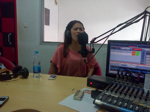 Nindya_Official's tweet photo. Nindy live nyanyi single jagoannya 'Dengarkan Aku' di @vradiosubang  http://t.co/J02v7bWFsu
