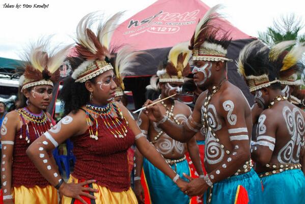 wonderfulid's tweet photo. Festival Danau Sentani ke-6 @Pantai Wisata Khalkote 19-23 Juni 2013 via @deecutefeehily http://t.co/v6lYuRnT5l