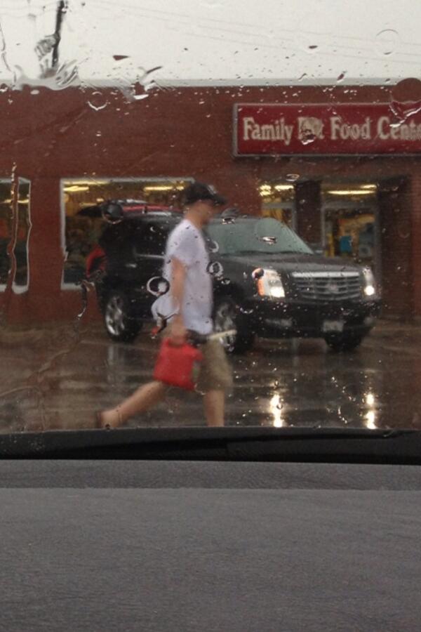 RyanPaape's tweet image. How do you manage to let your car run out of gas. #commonsenseman #wetdumbass