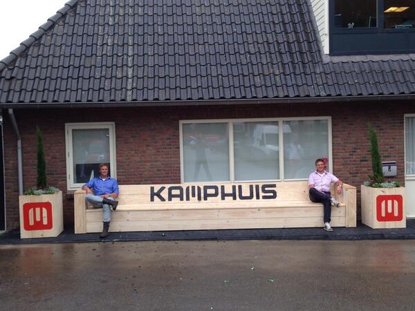 Niet alleen het bankje maar het gehele bedrijf zwaar gegroeid 60 jaar #Kamphuis Sloopwerken en Asbestsanering