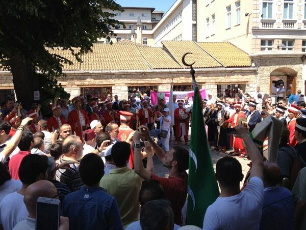 Bosna'da an itibariyle Gazihusrevbey Cami'nin bahçesinde İzmit Belediyesi Mehter takımı konser veriyor...