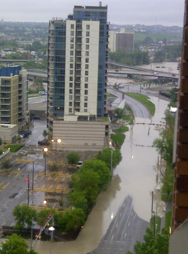 AMARoadReports's tweet photo. MT @pipesking: Current of view of Memorial Drive overpass into downtown Calgary completely flooded #ABflood http://t.co/gi7wvT5jgD