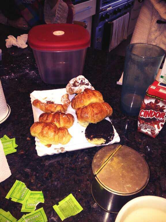 anitabcosta's tweet photo. @CandeBordignon @eugebiafore @ClariBaserga @TiniBordoni desayuno dreamteam http://t.co/ixlUVQ1a97