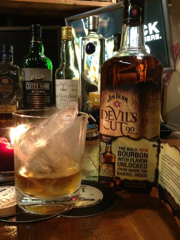 GxYukihiko's tweet image. 二ヶ月越しの現場ぜんぶ終了。今夜はゆっくり一人飲み。ジムビーム・デビルズカット。これ最近リリースされた中ではめちゃくちゃ美味いバーボン。樽の中から蘇った悪魔。だそうです。