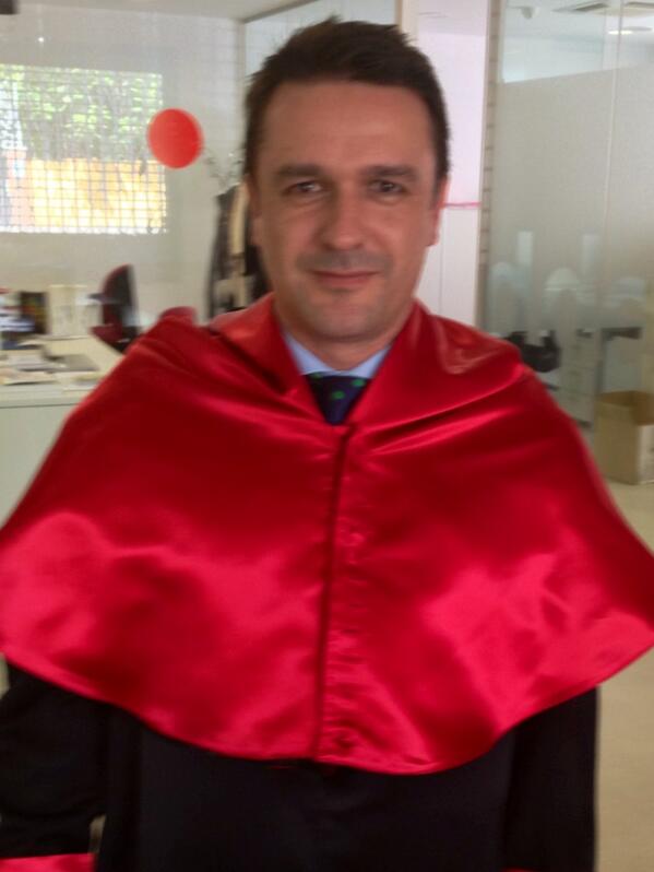 registrasoft_'s tweet photo. Hoy tenemos graduación en la Universidad @esne_es (me he disfrazado) ;-) http://t.co/hEaWAY8NMN