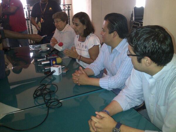 Benitormz's tweet photo. En rueda de prensa con @nachogarciav la presidenta del @PAN_PNegras y la Senadora @CocoaCalderon en #PiedraNegras ! http://t.co/P4QpSYimdP