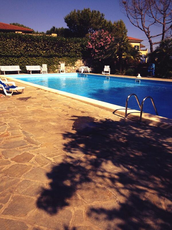 A_Raveraa's tweet photo. Relax sole e piscina!! http://t.co/xijH7UMHph