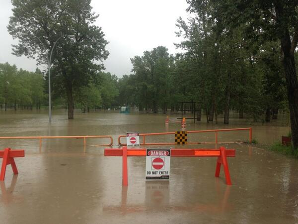 bmousse's tweet photo. #yycflood Pearce park Inglewood http://t.co/5wUHsIu238
