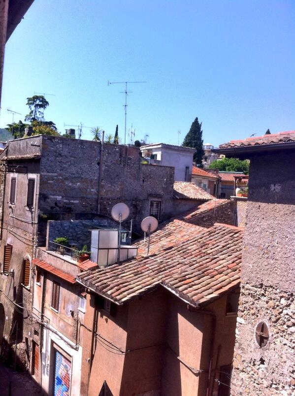 SaltineSolution's tweet image. Must resist every assassin instinct in my body... #AssassinsCreed #Italy2013
