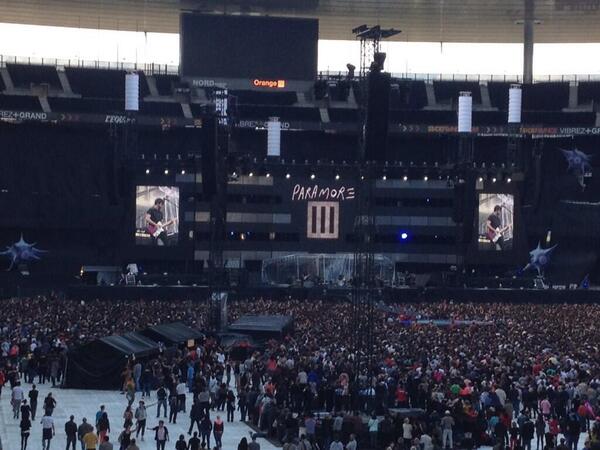 ParamoreArmies's tweet photo. Another photo of Paramore on stage in the Stade de France. http://t.co/SbnHSwuUrE