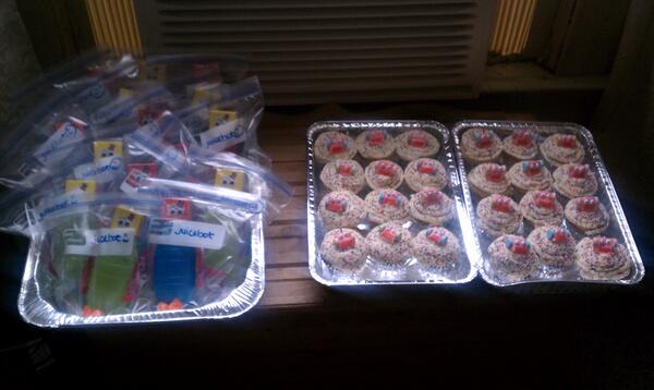 MeganGouin's tweet image. @hr_gouin44 You clearly have the best sister ever... #ImASaint #RobotCupcakes #RobotJuiceBoxes