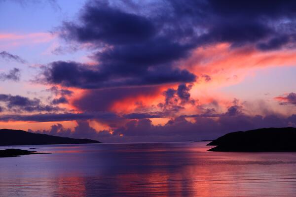 ChilledOutRossy's tweet image. Sunset from ardhasaig / buna, april or may 2013 if I remember correctly #bbcmidsummer