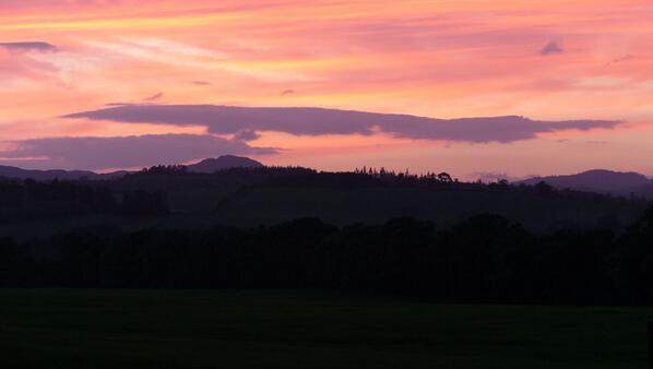 ktoomanybooks's tweet image. Perthshire sunset #bbcmidsummer