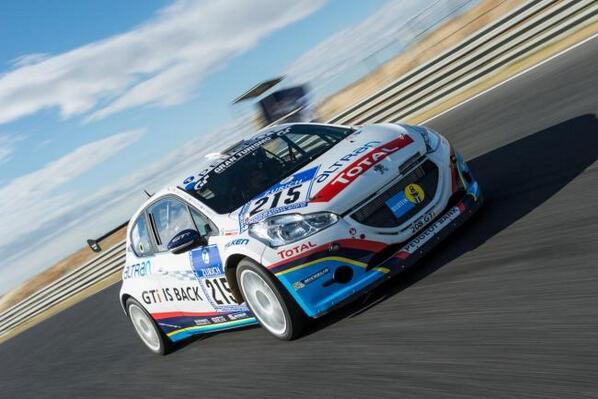motorpasion's tweet photo. ¿Ya viste la prueba en circuito del Peugeot 208 GTi que corrió Las 24 Horas de Nürburgring? http://t.co/tMFNoClUW1 http://t.co/tKbMrx9NKq