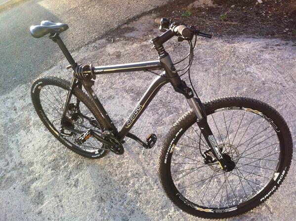 Heth's tweet photo. Откраднато е колело, CROSS GRIP 924 XXL. Черно с кафяви ленти. pls RT https://t.co/OGA4mNdcFd http://t.co/yb0Oluwtag