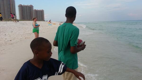 ShayHarrisTV's tweet photo. Family vacay...the boys http://t.co/FWplH2tzvh