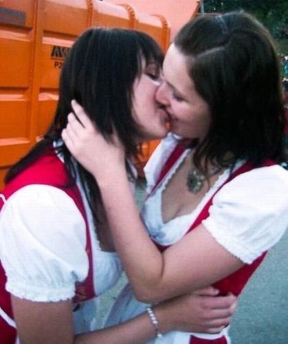 たけわん A Twitteren ディアンドルってこれかな つか あっちの女性は酔うとふつーに女同士でキスするので美味しい Http T Co Jezo2e0skj