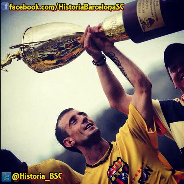 Historia_BSC's tweet photo. #GraciasKitu Damián Rodrigo Díaz llegó de incógnito y se convirtió en uno de los mejores 10 en la Historia del Ídolo. http://t.co/mM6BdmBq3K