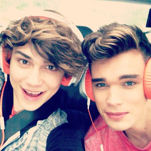 UnionJworld's tweet photo. Headphone Twins! On our way to stadium of light! What do you do on long journeys? George X http://t.co/iahuN1xZG8