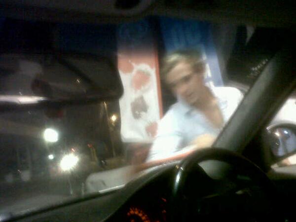kajee_zah's tweet photo. @Meriishka random guy cleaning my windscreen haahahah this made me laugh ! http://t.co/npCglDN3gp