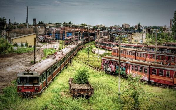 HINDCHER's tweet photo. "@_Paisajes_: Estación de tren abandonada. Częstochowa, Polonia. http://t.co/HDb9w0olvl"@chestobelda