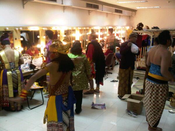 BLosmerengues's tweet photo. Persiapan Wayang Orang Sriwedari Surakarta. Mlm ini pkl. 19. 00 Wib. Bertempat di GKJ. Dgn crta :"Arjuna Tinandhing" http://t.co/RtIo9PpFAd